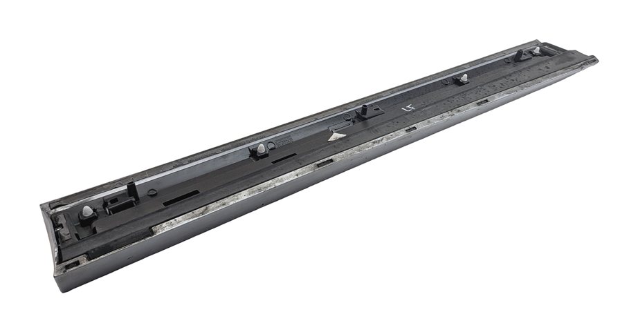 Thumbnail 4: 16-18 AUDI Q3 (8U) FRONT LEFT DRIVER LOWER DOOR RUNNER TRIM MOULDING (Silver)