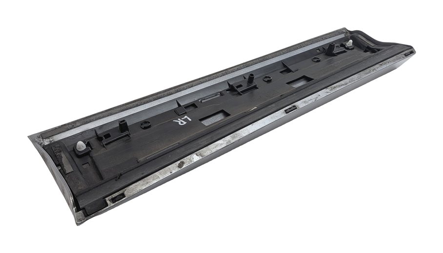 Thumbnail 4: 2016-2018 AUDI Q3 (8U) REAR LEFT DOOR LOWER MOULDING RUNNER TRIM (Silver)