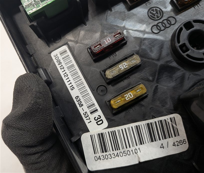 Thumbnail 6: 08-18 VW PASSAT TIGUAN CC / AUDI Q3 ENGINE COMPARTMENT FUSE RELAY JUNCTION BOX