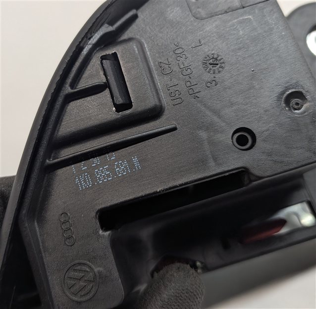 Thumbnail 5: 2016 AUDI Q3 (8U) REAR LEFT SEAT BACK RELEASE LATCH HANDLE (Black)