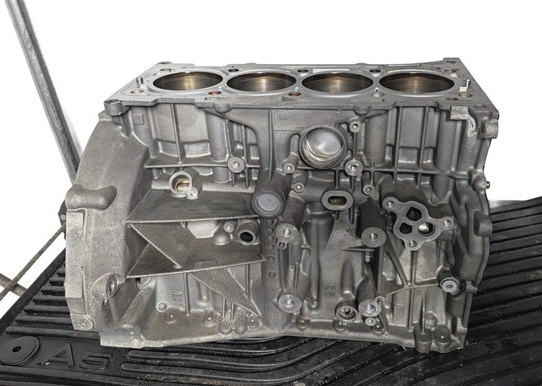 Thumbnail 2: 15-18 MERCEDES CLA250 GLA250 (C117 W117 X156) 2.0L M270 ENGINE CYLINDER BLOCK