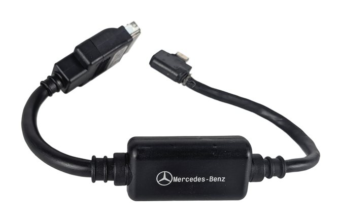 Thumbnail 2: 2015 MERCEDES GLA250 (X156) MEDIA INTERFACE IPHONE LIGHTNING CABLE ADAPTER