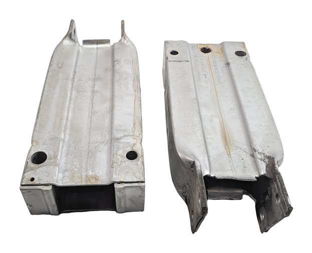 Thumbnail 3: 10-18 MERCEDES E300 E350 E400 E550 CLS550 FRONT LEFT/RIGHT BUMPER BRACKET SET/2