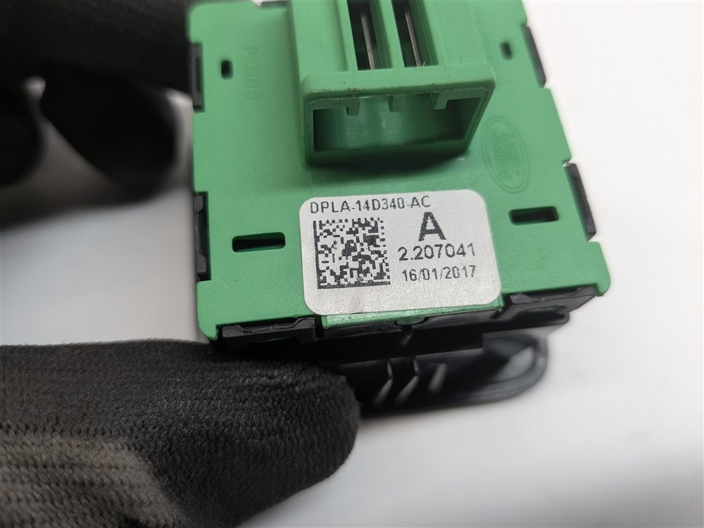Thumbnail 6: 2017 RANGE ROVER SPORT (L494) REAR SEAT FOLD DOWN RELEASE CONTROL SWITCH PANEL
