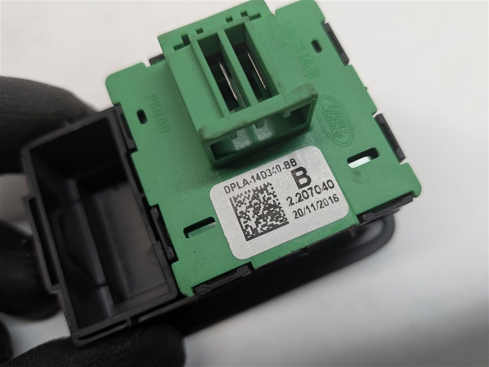 Thumbnail 6: 2017 RANGE ROVER SPORT (L494) REAR SEAT FOLD DOWN RELEASE CONTROL SWITCH PANEL