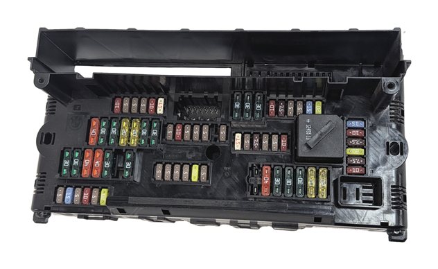 Thumbnail 3: 2012-2017 BMW 5 6 7 (F01 F06 F10) FRONT POWER DISTRIBUTION RELAY FUSE BOX