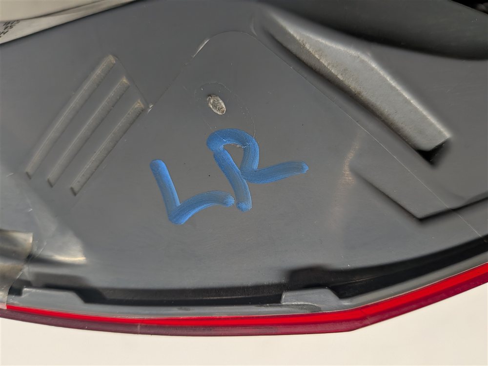 Thumbnail 7: 15-17 MERCEDES C-CLASS (W205) REAR LEFT INCANDESCENT TAILLIGHT BRAKE LIGHT LAMP