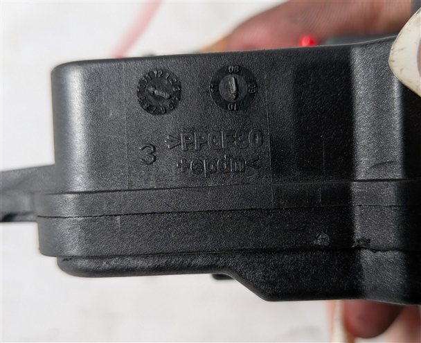Thumbnail 6: 2012 AUDI A6 (C7 4G) FUEL GAS FILLER DOOR LID LOCK ACTUATOR MOTOR