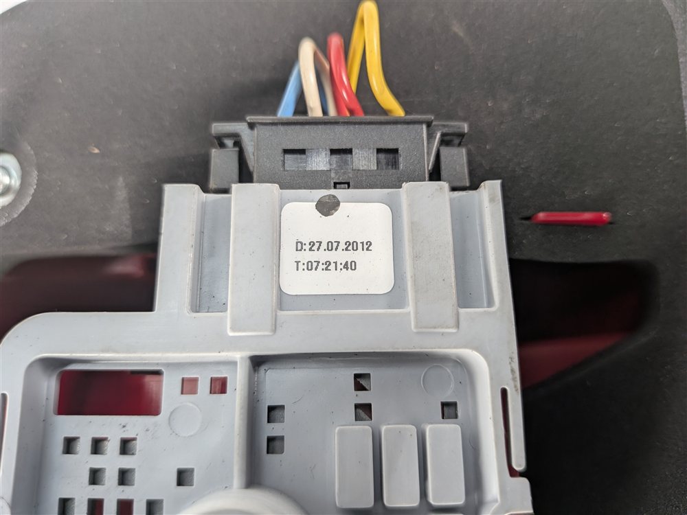 Thumbnail 8: 2012-2015 MERCEDES BENZ C250 C300 C350 (W204) LEFT DRIVER TAILLIGHT BRAKE LIGHT