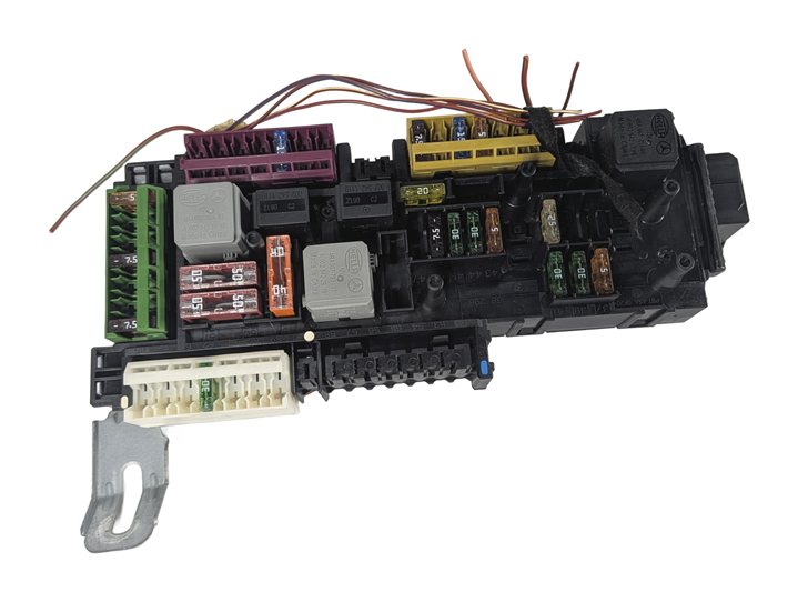 Thumbnail 2: 2013 MERCEDES C250 W204 1.8L FRONT SAM SIGNAL ACQUISITION MODULE FUSE BOX