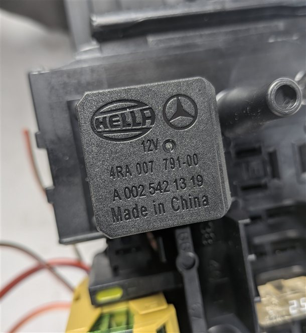 Thumbnail 7: 2013 MERCEDES C250 W204 1.8L FRONT SAM SIGNAL ACQUISITION MODULE FUSE BOX