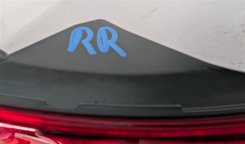 Thumbnail 6: 11-13 BMW 528i 535i 550i M5 (F10) REAR RIGHT PASSENGER OUTER TAILLIGHT LAMP