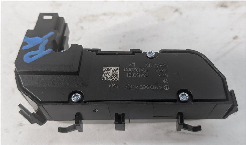 Thumbnail 2: 2016 MERCEDES C450 (W205) FRONT RIGHT PASSENGER SEAT HEATER SWITCH