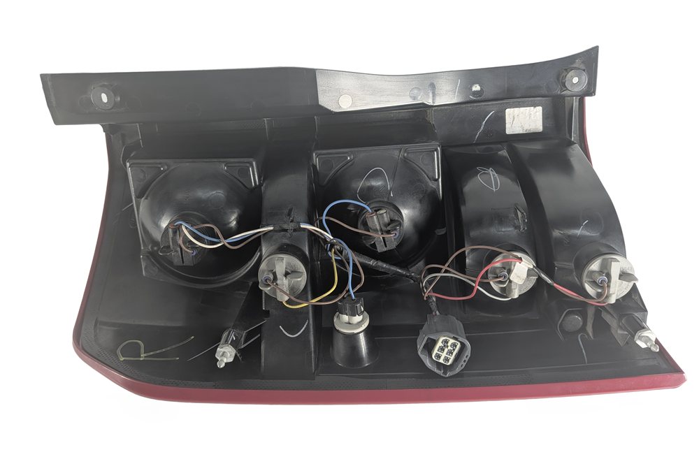 Thumbnail 6: 2005-2009 LAND ROVER LR3 RIGHT PASSENGER REAR TAILLIGHT BRAKE LIGHT STOP LAMP