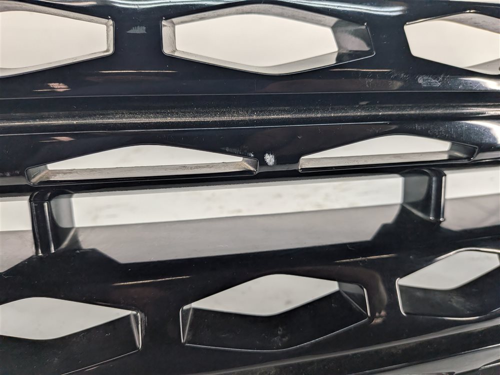 Thumbnail 8: 14-16 LAND ROVER LR4 FRONT UPPER CENTER HOOD GRILLE TRIM (BLACK & SILVER)