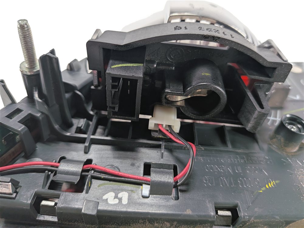 Thumbnail 6: 11-13 BMW X5 X5M (E70) RIGHT PASSENGER INNER TAILLIGHT LIGHT LAMP (INCANDESCENT)