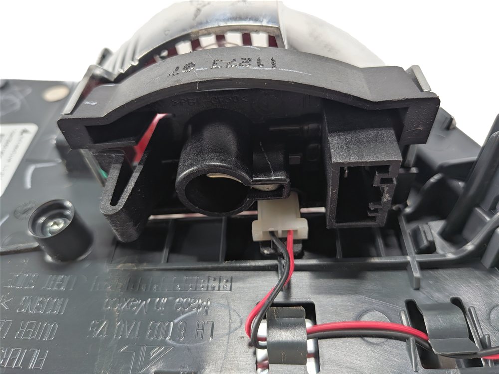 Thumbnail 6: 11-13 BMW X5 X5M (E70) LEFT DRIVER INNER TAILLIGHT LIGHT LAMP (INCANDESCENT)