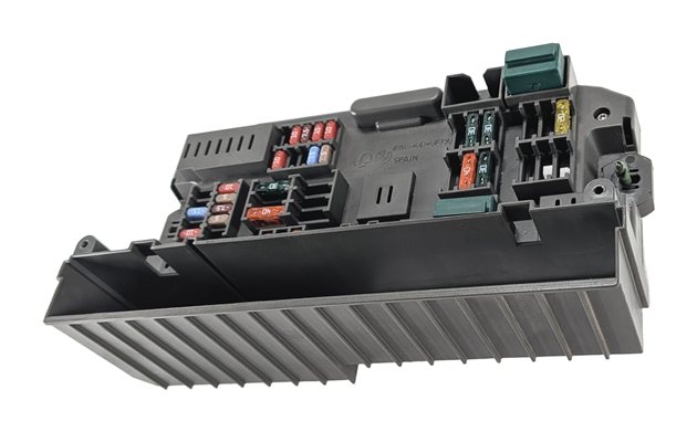 2012 BMW X5 (E70) 3.0L FRONT POWER DISTRIBUTION FUSE BOX RELAY CARRIER