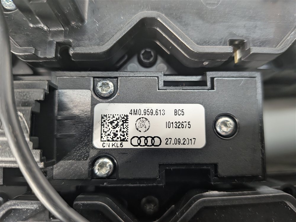 Thumbnail 6: 2017-2018 AUDI A4 (B9 8W) FRONT ROOF OVERHEAD DOME COURTESY MAP LIGHT (Gray)