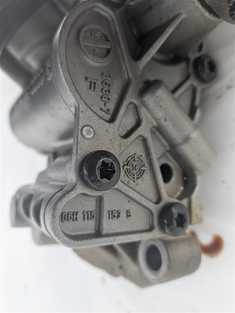 Thumbnail 6: 2018 AUDI A4 (B9 8W) 2.0L (CYMC) ENGINE OIL PUMP w/PICKUP TUBE ASSEMBLY