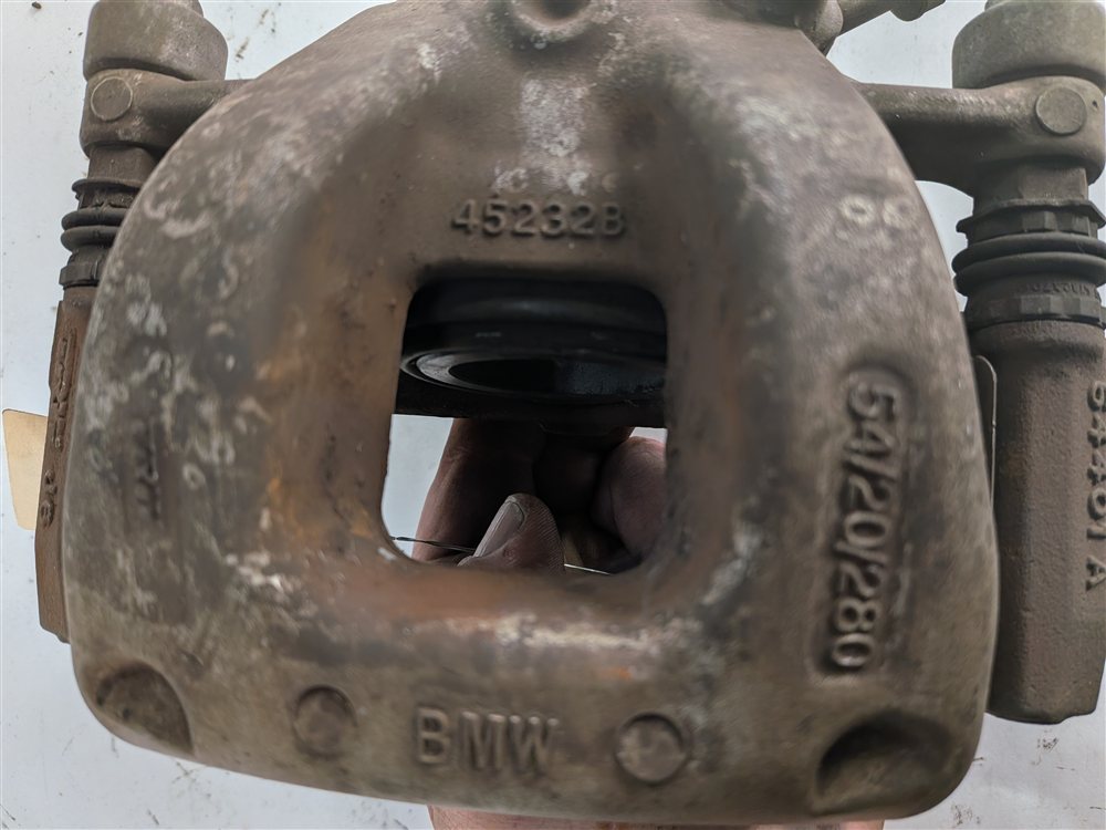 Thumbnail 8: 2014-2020 BMW I3 (I01) FRONT BRAKE CALIPER LEFT & RIGHT SET/2