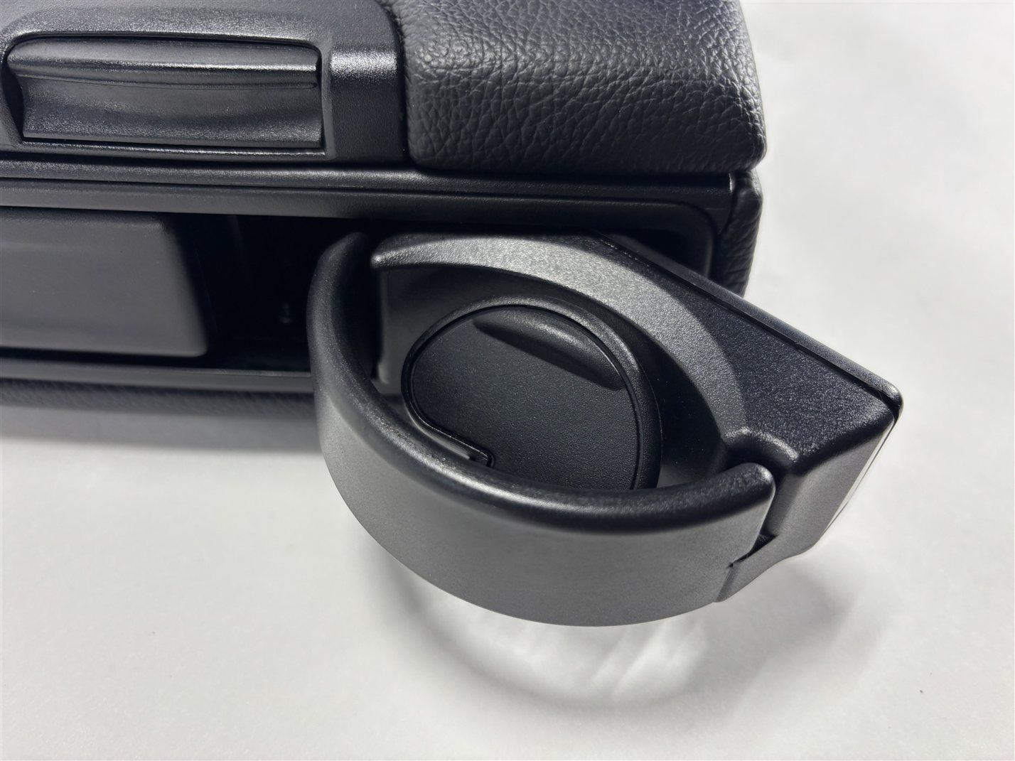 Thumbnail 11: 2016 MERCEDES C300 (W205) REAR SEAT CENTER ARMREST CUP HOLDER (Black)