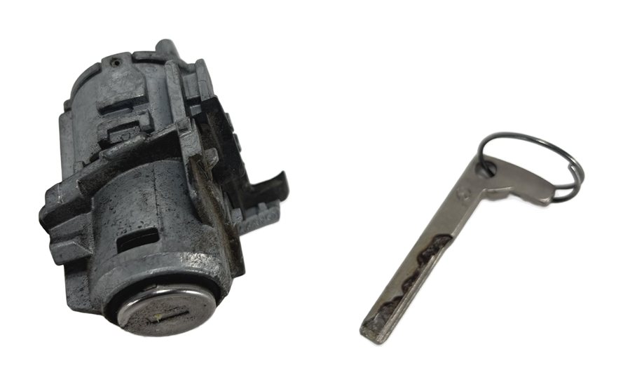 Thumbnail 2: 2016 MERCEDES C300 (W205) FRONT LEFT DRIVER DOOR LOCK CYLINDER w/KEY