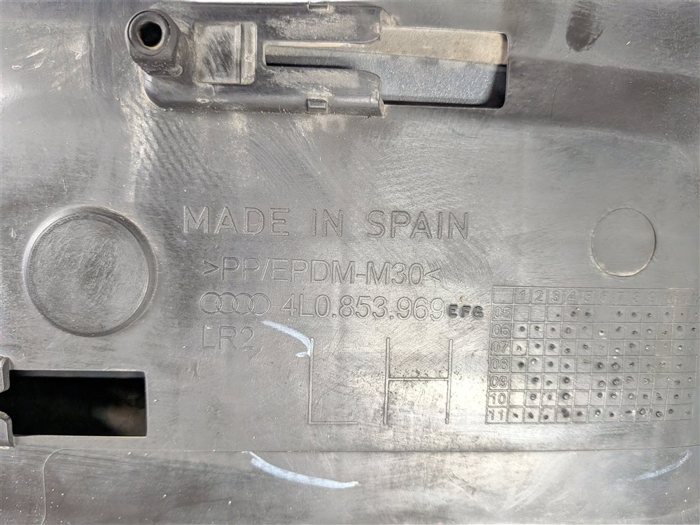Thumbnail 4: 08-15 AUDI Q7 (4L) REAR LEFT LOWER DOOR TRIM MOULDING w/ S LINE (Gray)