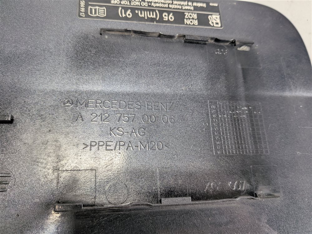 Thumbnail 6: 10-16 MERCEDES E-CLASS (W212) SEDAN FUEL TANK DOOR LID COVER TRIM (Gray)