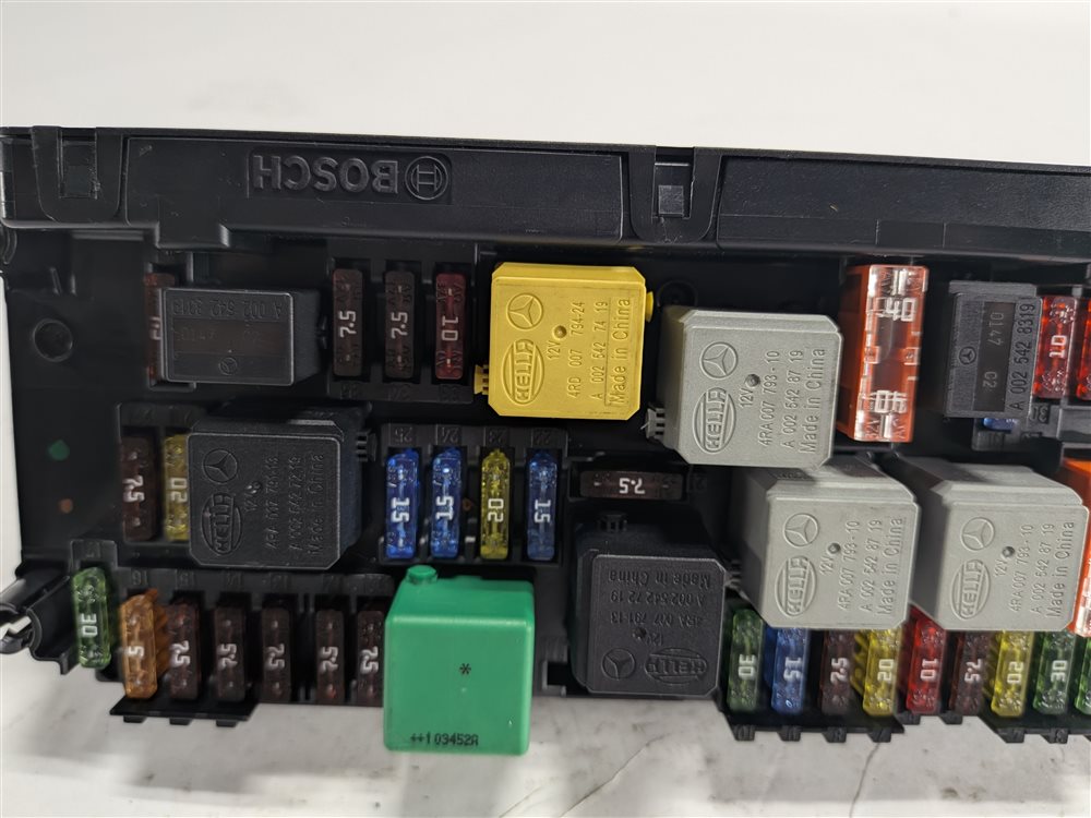 Thumbnail 5: 2011 MERCEDES E350 (W212) 3.5L FRONT SIGNAL ACQUISITION SAM MODULE FUSE BOX