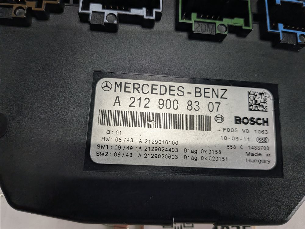 Thumbnail 6: 2011 MERCEDES E350 (W212) 3.5L FRONT SIGNAL ACQUISITION SAM MODULE FUSE BOX