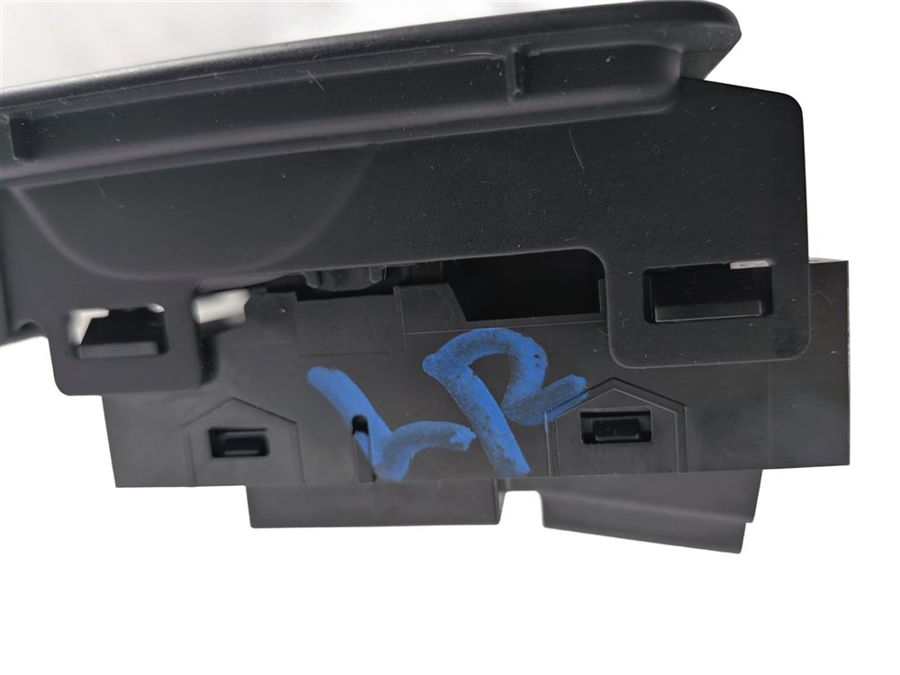 Thumbnail 4: 2017 LAND ROVER DISCOVERY L462 REAR LEFT SEAT POWER FOLD RELEASE SWITCH