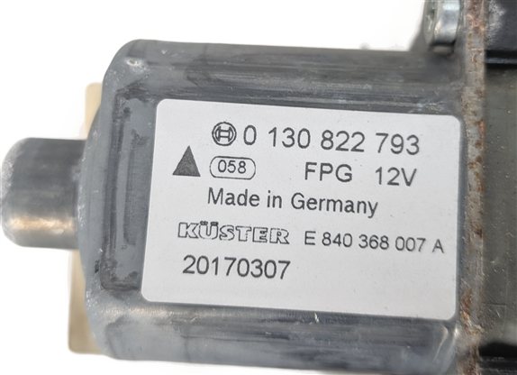 Thumbnail 4: 17-21 ROVER DISCOVERY L462 FRONT RIGHT PASSENGER DOOR WINDOW REGULATOR w/ MOTOR