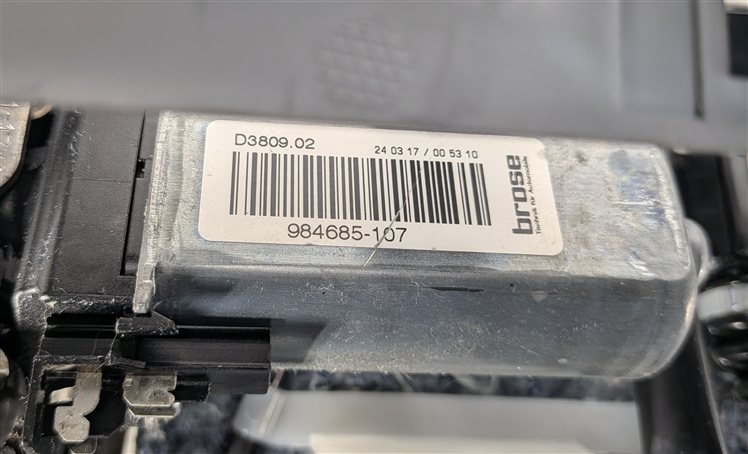 Thumbnail 9: 2017-2020 LAND ROVER DISCOVERY (L462) FRONT RIGHT PASSENGER SEAT TRACK w/MOTORS