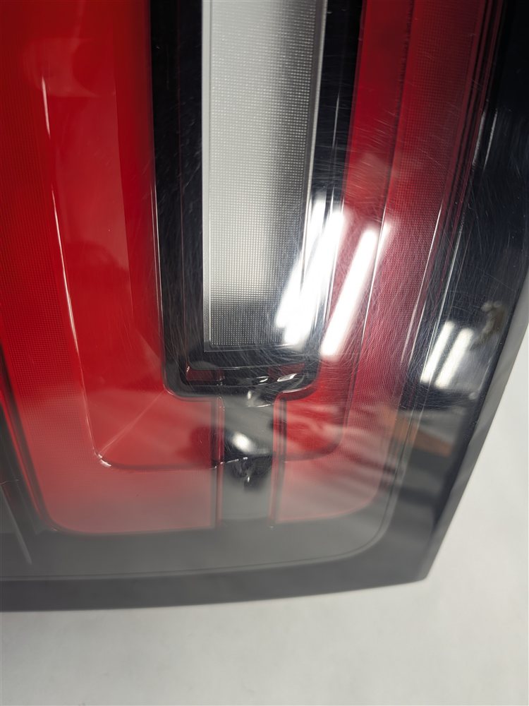 Thumbnail 8: 17-20 LAND ROVER DISCOVERY L462 REAR LEFT DRIVER INNER LIFTGATE TAILLIGHT LAMP