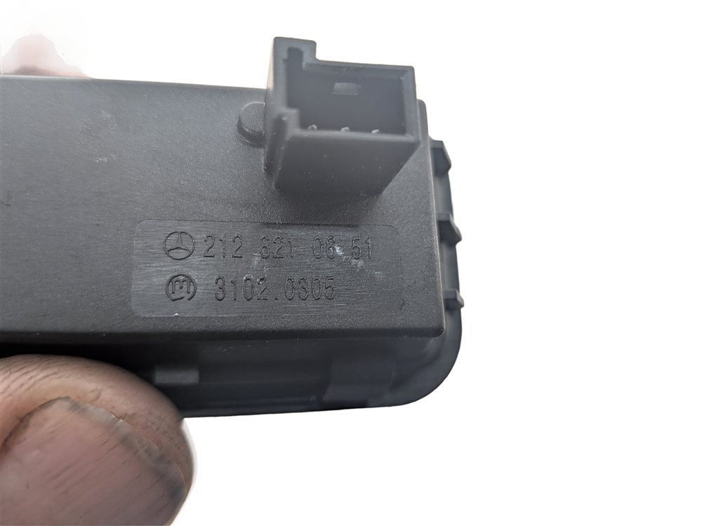 Thumbnail 3: 2012 MERCEDES GLK350 (X204) POWER TAILGATE LIFTGATE STOP RELEASE SWITCH