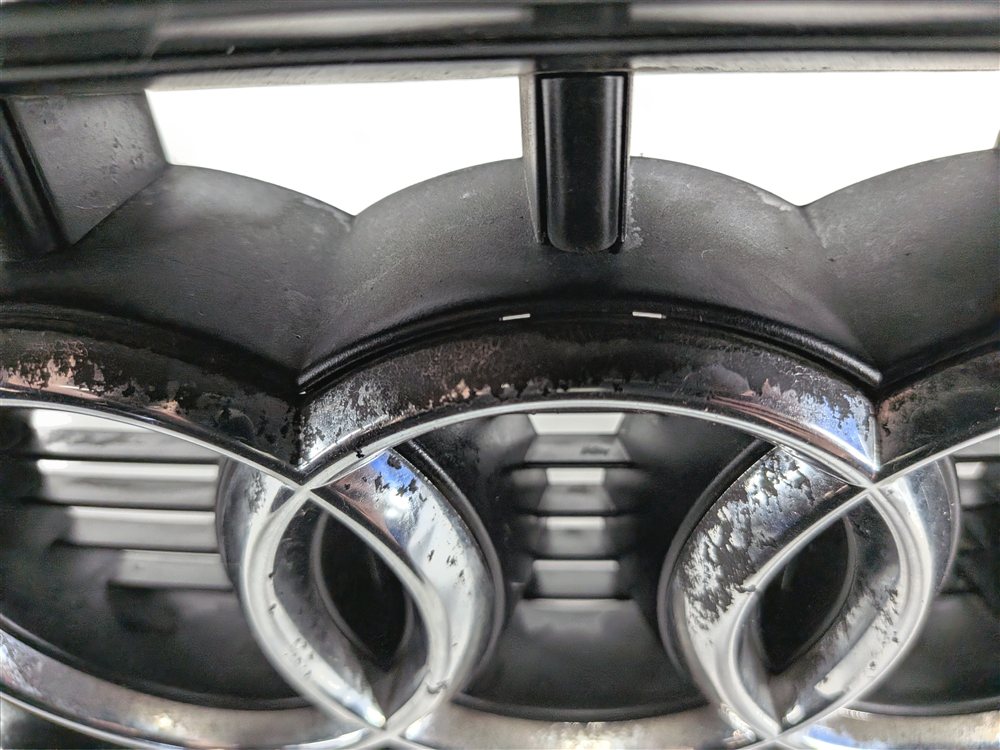 Thumbnail 7: 13-15 AUDI Q7 4L FRONT CENTER PRIMARY GRILLE TRIM LOGO OPT PQX S-LINE APPEARANCE