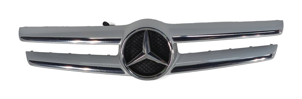 2015-2017 MERCEDES BENZ GLA250 (X156) FRONT UPPER CENTER HOOD VENT GRILLE TRIM