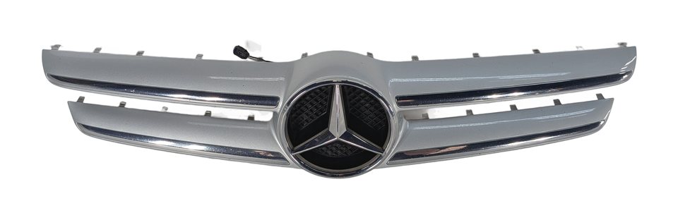 Thumbnail 2: 2015-2017 MERCEDES BENZ GLA250 (X156) FRONT UPPER CENTER HOOD VENT GRILLE TRIM