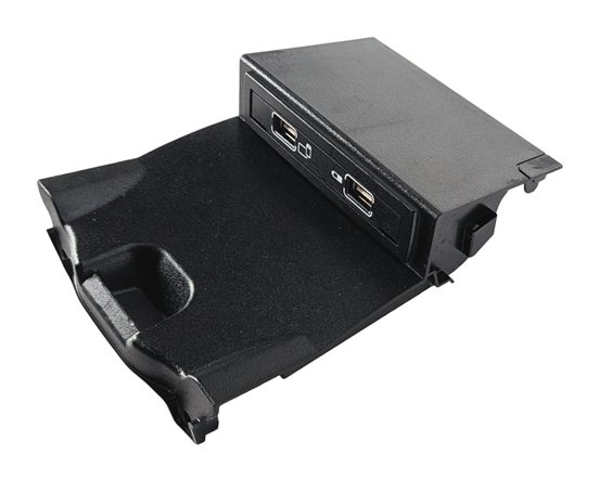 Thumbnail 3: 2017 MERCEDES GLA250 (X156) FRONT CENTER CONSOLE USB JACK PORT BLACK TRIM