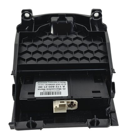Thumbnail 4: 2017 MERCEDES GLA250 (X156) FRONT CENTER CONSOLE USB JACK PORT BLACK TRIM