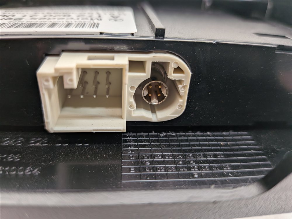 Thumbnail 6: 2017 MERCEDES GLA250 (X156) FRONT CENTER CONSOLE USB JACK PORT BLACK TRIM