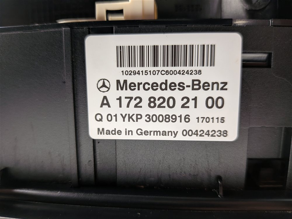 Thumbnail 7: 2017 MERCEDES GLA250 (X156) FRONT CENTER CONSOLE USB JACK PORT BLACK TRIM
