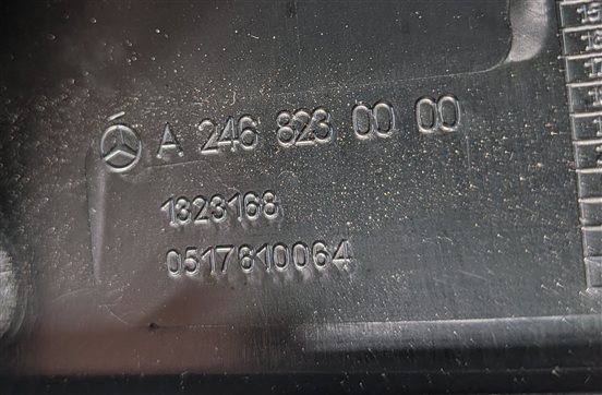 Thumbnail 8: 2017 MERCEDES GLA250 (X156) FRONT CENTER CONSOLE USB JACK PORT BLACK TRIM