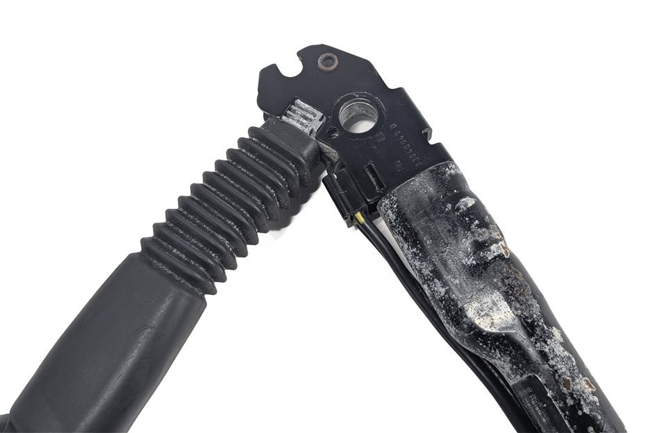 Thumbnail 5: 12-19 BMW 2 3 4 M3 (F22 F32 F33 F34 F36) FRONT RIGHT PASSENGER SEATBELT RECEIVER