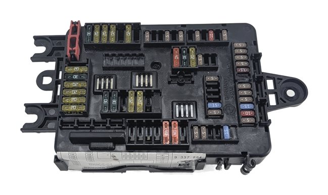 2014 BMW 328D (F30) 2.0L REAR POWER DISTRIBUTION FUSE BOX RELAY CARRIER