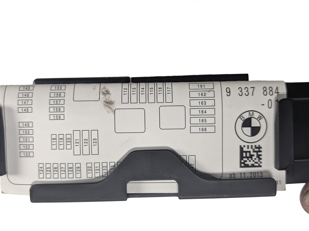 Thumbnail 8: 2014 BMW 328D (F30) 2.0L REAR POWER DISTRIBUTION FUSE BOX RELAY CARRIER