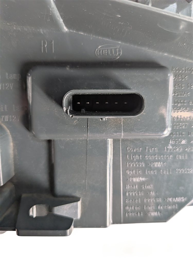 Thumbnail 6: 2018 BMW 330I 330E 340I (F30) RIGHT OUTER QUARTER PANEL SMOKED TAIL LIGHT