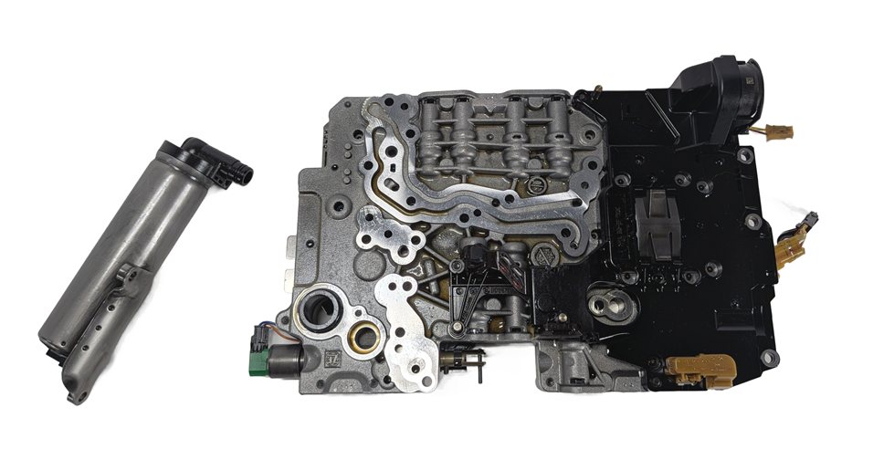 Thumbnail 2: 13-19 BMW 550i 650i 750i (F01 F02 F10) 8HP70 TRANSMISSION VALVE BODY w/ OIL PUMP