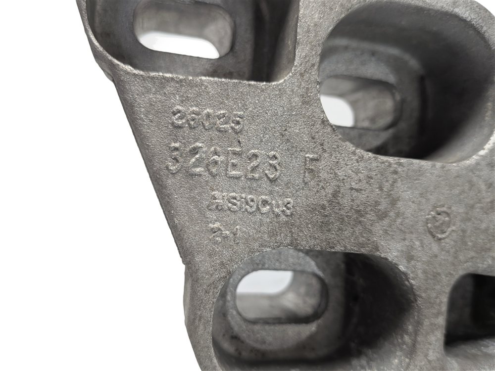 Thumbnail 7: 2014 MERCEDES CLA250 (W117) 2.0L (M270) ENGINE LEFT TRANSMISSION MOUNT BRACKET